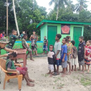 Sentuhan Humanis TNI di Tanah Papua: Satgas Yonif 123/Rajawali Pangkas Rambut Anak-Anak, Hadirkan Keceriaan di Perbatasan