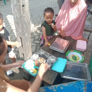 Lurah Ujung Lare Pantau Distribusi Nasi MBG, 48 Balita dan Bumil Posyandu Flamboyan Terima Makan Bergizi Gratis