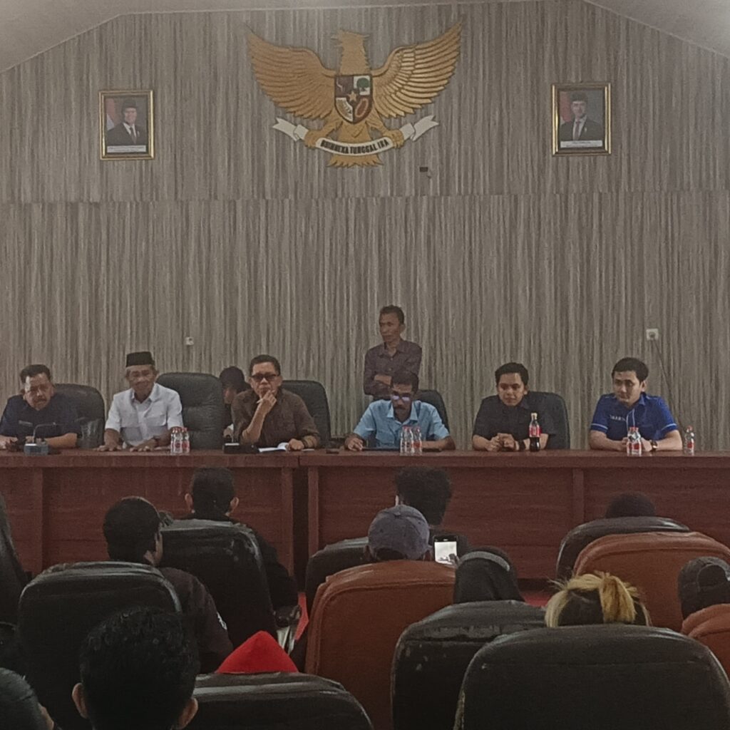 Ketua Komisi 1 DPRD Maros Temui Pengunjuk Rasa, Ajak RDP untuk Sampaikan Aspirasi Warga