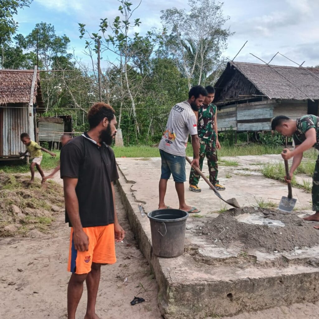 Satgas Yonif 123/Rajawali Bangun Lapangan Voli dan Bagikan Bola untuk Warga Kampung Wonggi