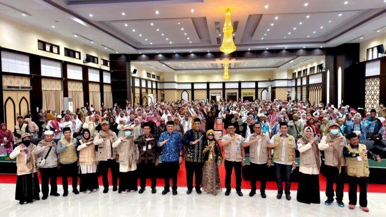 Bupati Maros Bersama Wakil Bupati Maros Sambut Hangat Kepulangan 387 Jemaah Haji Kloter 14, Seluruhnya Tiba dengan Selamat.