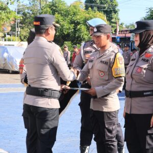 Sigap Evakuasi 3 Nelayan Korban Perahu Terbalik, Anggota Polsek Balusu Dapat Apresiasi Kapolres