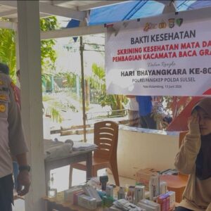 Sambut Hari Bhayangkara ke-80, Polres Pangkep Gelar Skrining Mata dan Bagikan Kacamata Gratis di Pulau Kulambing