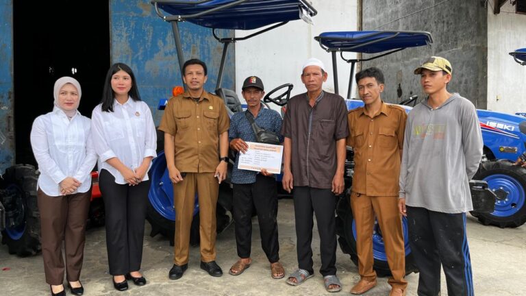 Dinas Pertanian Maros Salurkan Delapan Traktor Roda Empat, Penyerahan Dikawal Kejaksaan.