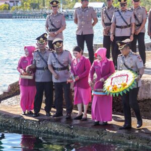 Sambut HUT Bhayangkara ke-80, Polres Barru Ziarah dan Tabur Bunga di TMP serta Pelabuhan Andi Mattalatta