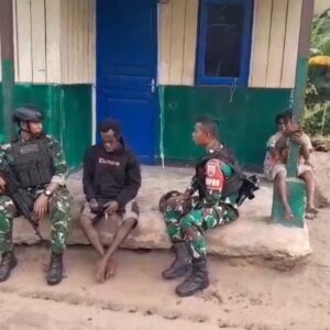 Satgas Yonif 123/Rajawali Perkuat Kemanunggalan TNI-Rakyat, Anjangsana ke Rumah Tokoh Masyarakat Kampung Wonggi