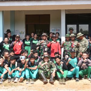 Satgas Pamtas RI-Malaysia Yonarmed 19/Bogani Bersama Tentera Diraja Malaysia (TDM) Gelar Karya Bakti Bersihkan SMA Negeri 1 Entikong