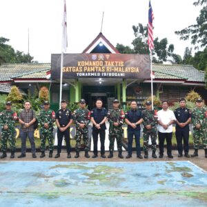 Satgas Pamtas RI-Malaysia Yonarmed 19/Bogani Terima Kunjungan Kabid P2 Kanwil Bea Cukai Kalbar di Pos Gabma Kotis