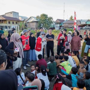 Bantu Warga Hadapi Kemarau, PMI Barru Distribusikan Air Bersih di Kelurahan Mangempang