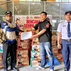 12 Truk Bantuan Kemanusiaan dari Anggota DPR RI dan Gapasdap Disalurkan untuk Korban Gempa Sikka dan Nagekeo