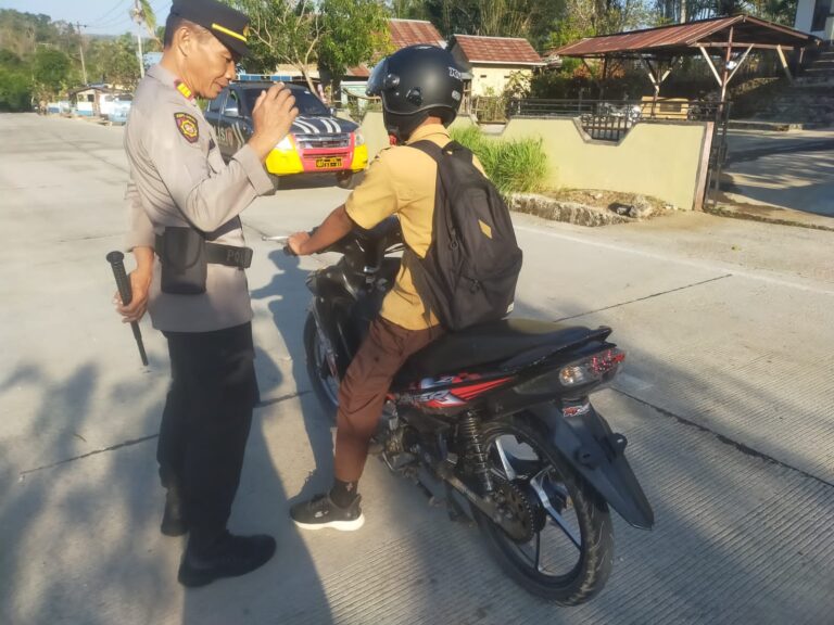 Cegah Fatalitas Kecelakaan, Kapolsek Tondong Tallasa Edukasi Pengendara dan Tekankan Tertib Berlalu Lintas
