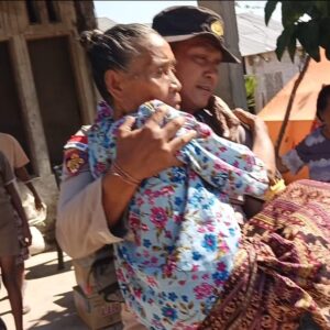 Polisi Bergerak Cepat Evakuasi Lansia 75 Tahun di Dusun Nitung Lea ke Posko Kesehatan