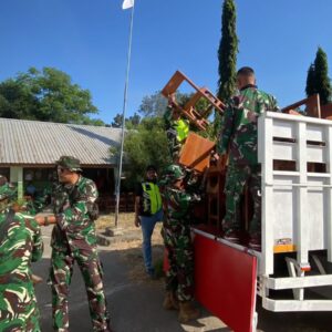 Kodim Sikka Bantu Pindahkan Fasilitas SMP Negeri 1 Maumere ke Sekolah Darurat Pascagempa