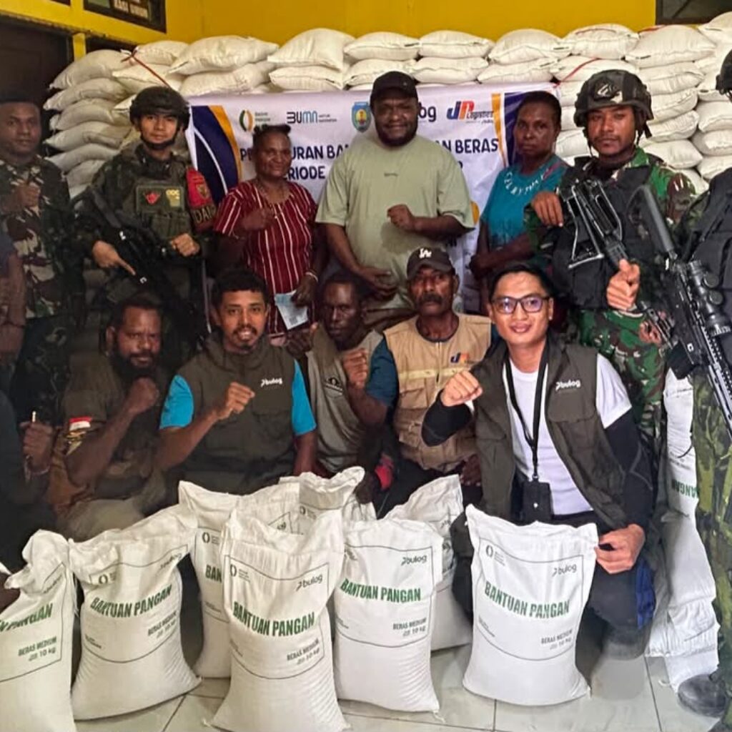 Jaga Kelancaran Penyaluran Bantuan, Pos Aroba Satgas Yonif 147/KGJ Kawal Distribusi Beras Pemerintah di Distrik Aroba