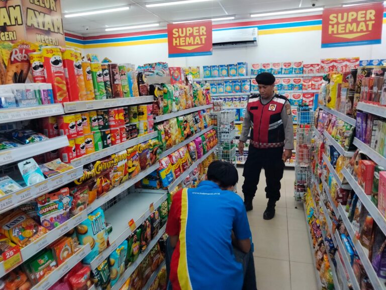 Jaga Rasa Aman, Ps. Kanit Sabhara Polsek Segeri Sambangi Indomaret Perkuat Kewaspadaan Dini