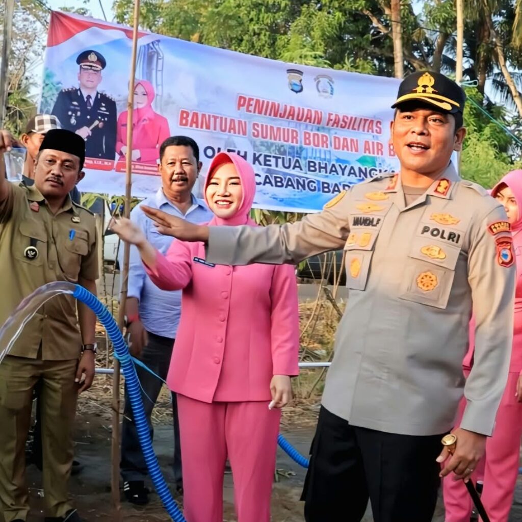 KETUA BHAYANGKARI CABANG BARRU TINJAU FASILITAS SUMUR BOR DAN AIR BERSIH, HADIRKAN MANFAAT NYATA BAGI WARGA LIPUKASI