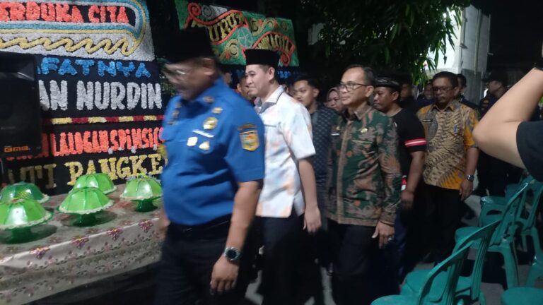 Bupati Pangkep Serahkan Santunan Rp70 Juta tambah Beasiswa Rp174 Juta untuk Ahli Waris Personel Damkar yang Gugur Bertugas   