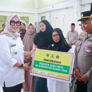 Ratusan Guru MDTA di Barru Terima Insentif, Bupati Andi Ina Beri Motivasi dan Apresiasi
