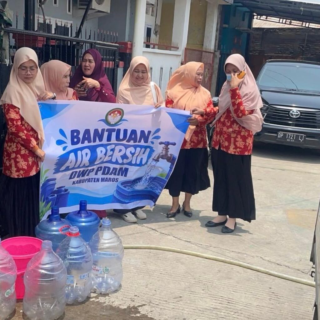Peduli Warga Terdampak Kemarau, DWP PDAM Tirta Bantimurung Salurkan Bantuan Air Bersih di Mandai.