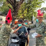 Peduli Kesehatan Masyarakat, Koramil 1421-09/LK Kalmas Bagikan 1.000 Masker kepada Warga Terdampak Asap Karhutla